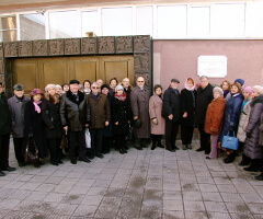 Участники конференции IV Ядринцевские чтения. Фото на крыльце музея